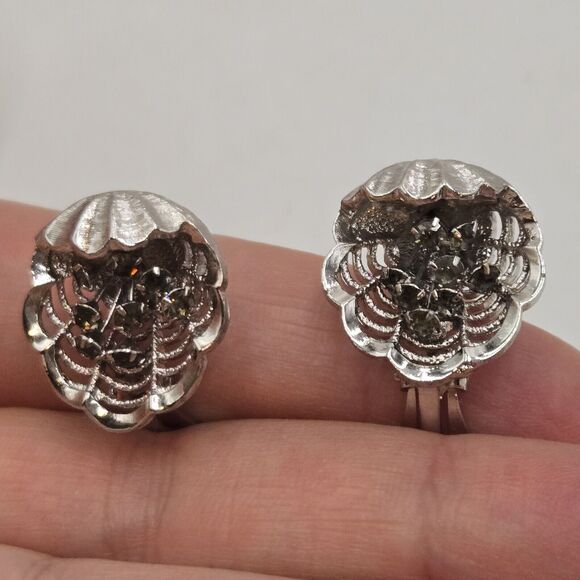 Vintagr Filigree Silver Tone Clam Shell Rhinestone Stamen Clip On Earrings - Picture 1 of 5